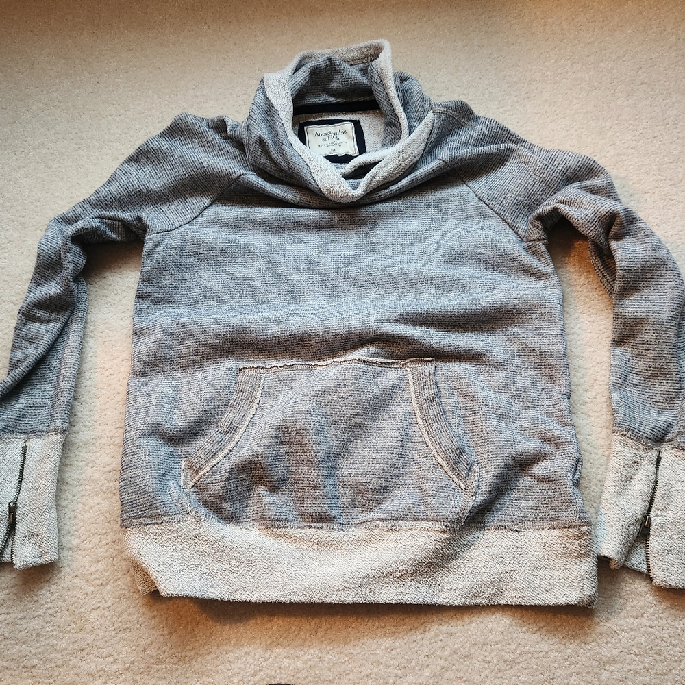 Abercrombie & Fitch pullover in a marled navy size medium.